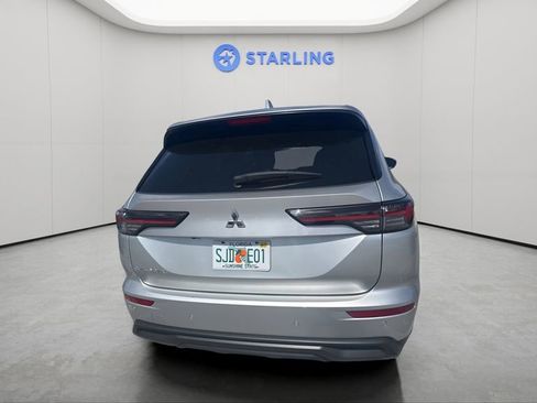 Used 2025 Mitsubishi Outlander ES FWD image 2