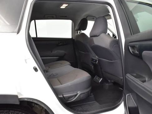 Used 2023 Toyota Highlander LE FWD image 17
