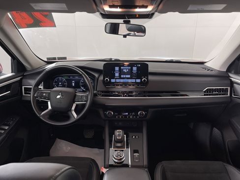 Used 2024 Mitsubishi Outlander SE image 15