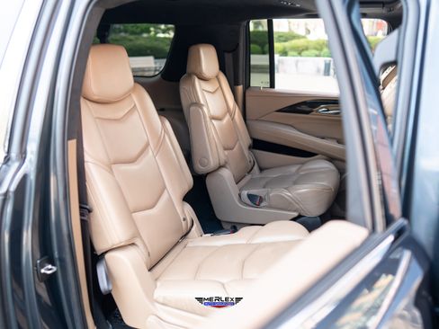 Used 2019 Cadillac Escalade ESV Platinum AWD/4WD image 18