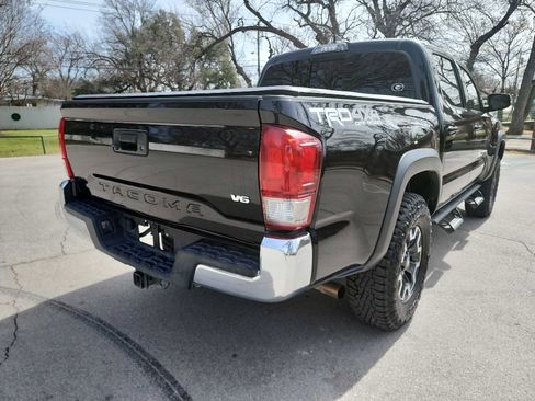 Used 2017 Toyota Tacoma TRD Off-Road AWD/4WD image 7