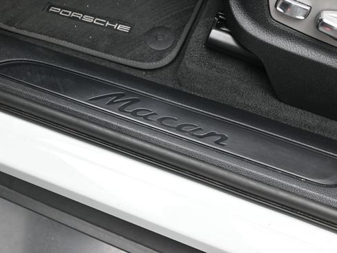 Certified 2023 Porsche Macan AWD/4WD image 14