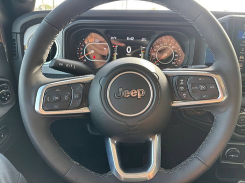 Used 2025 Jeep Wrangler Unlimited Sahara AWD/4WD image 28