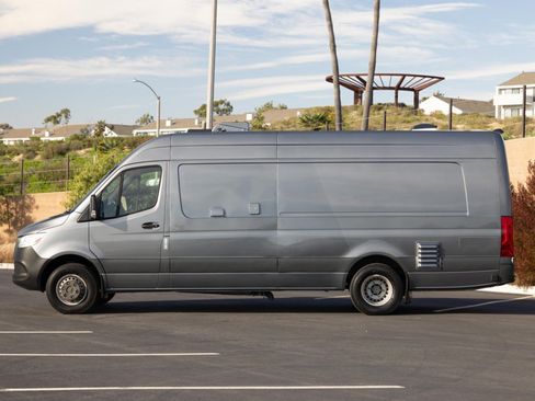 Used 2021 Mercedes-Benz Sprinter 4500 w/ Parking Package image 9
