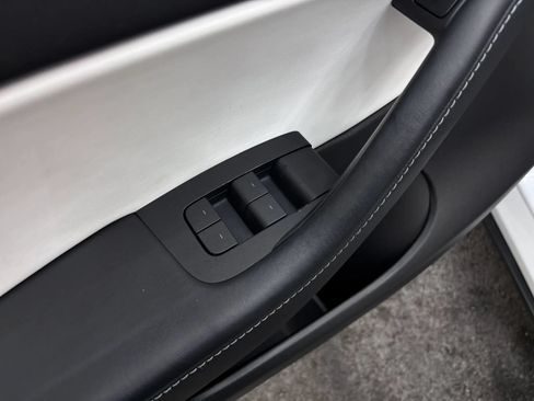 Used 2022 Tesla Model Y Long Range AWD/4WD image 18