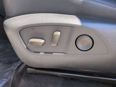 Used 2025 Chevrolet Traverse LT AWD/4WD image 18