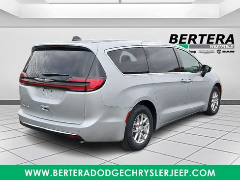 New 2026 Chrysler Pacifica Select image 4
