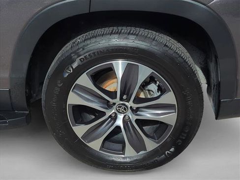 Certified 2019 Toyota Highlander SE FWD image 9