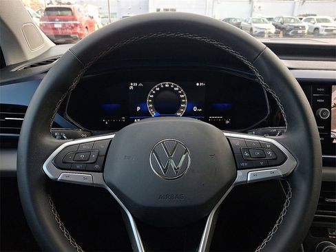 Certified 2022 Volkswagen Taos SE w/ Panoramic Sunroof Package image 19