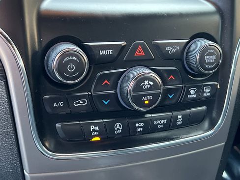 Used 2020 Jeep Grand Cherokee Laredo image 21