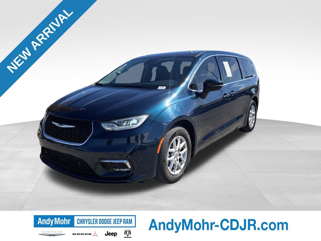 Used 2023 Chrysler Pacifica Touring-L FWD image 3