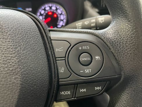 Used 2021 Toyota RAV4 LE AWD/4WD image 12