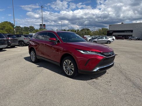 Used 2023 Toyota Venza XLE image 2