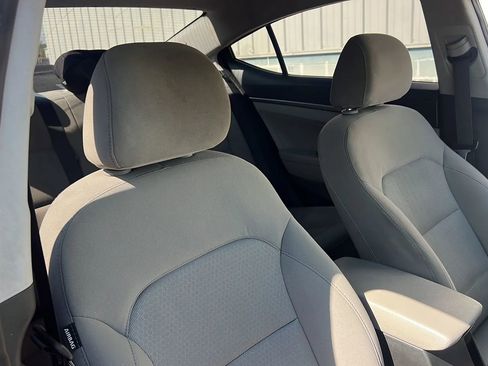 Used 2017 Hyundai Elantra SE image 18