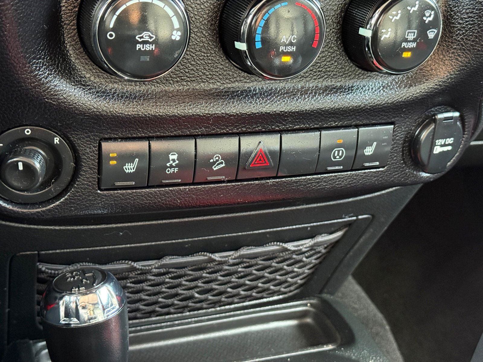 Used 2017 Jeep Wrangler Unlimited Sahara w/ Dual Top Group AWD/4WD image 25