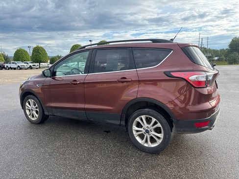 Used 2018 Ford Escape SE w/ SE Sync 3 Package AWD/4WD image 3