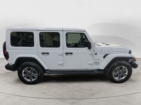 Used 2018 Jeep Wrangler Unlimited Sahara AWD/4WD image 6
