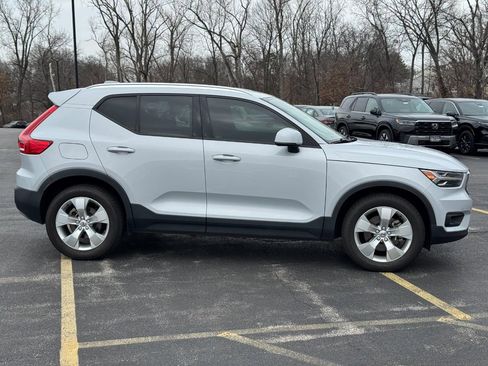 Used 2022 Volvo XC40 T4 Momentum image 2