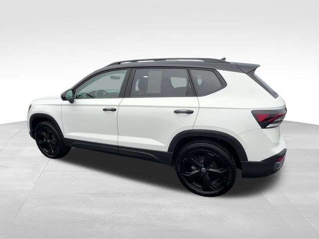 Used 2025 Volkswagen Taos SE AWD/4WD image 4