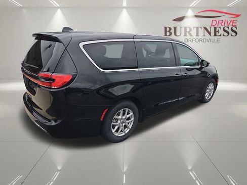 Used 2024 Chrysler Pacifica Touring-L FWD image 8