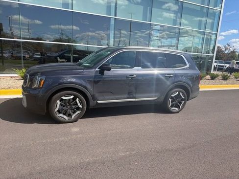 Used 2025 Kia Telluride S FWD image 2