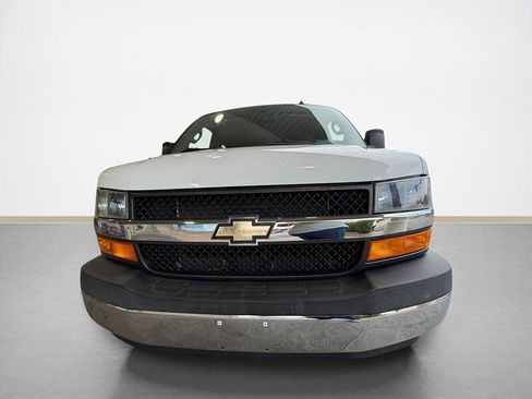 Used 2018 Chevrolet Express 2500 LT w/ LT Preferred Equipment Group RWD image 9