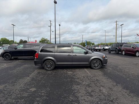 Used 2018 Dodge Grand Caravan GT FWD image 2