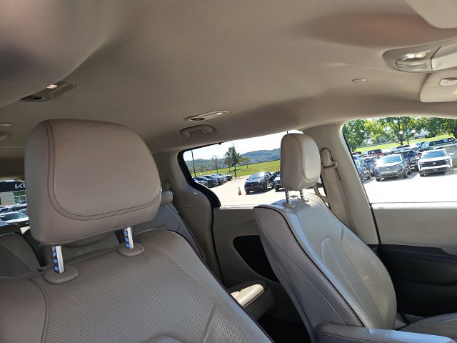 Used 2017 Chrysler Pacifica Limited FWD image 32