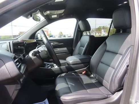 Used 2025 Chevrolet Traverse LT AWD/4WD image 18