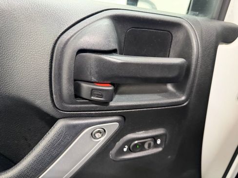 Used 2017 Jeep Wrangler Unlimited Sahara w/ Connectivity Group AWD/4WD image 9