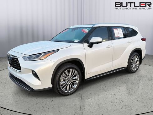 Certified 2024 Toyota Highlander Platinum AWD/4WD image 2