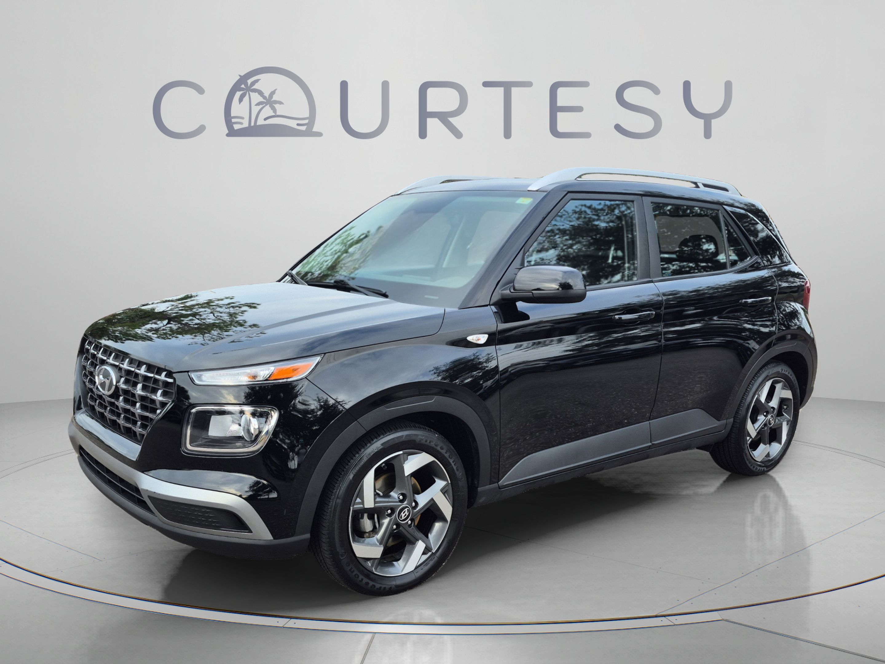 Used 2023 Hyundai Venue SEL w/ Cargo Package FWD image 1