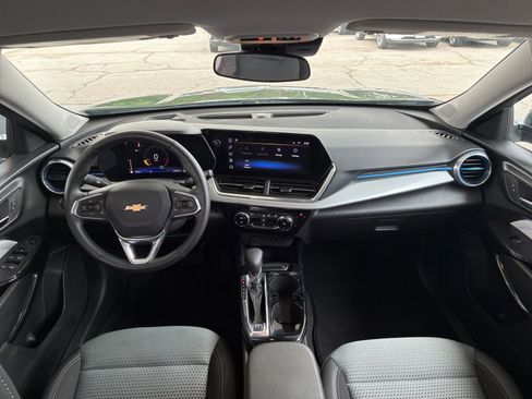 Used 2025 Chevrolet Trax LT w/ LT Convenience Package FWD image 32