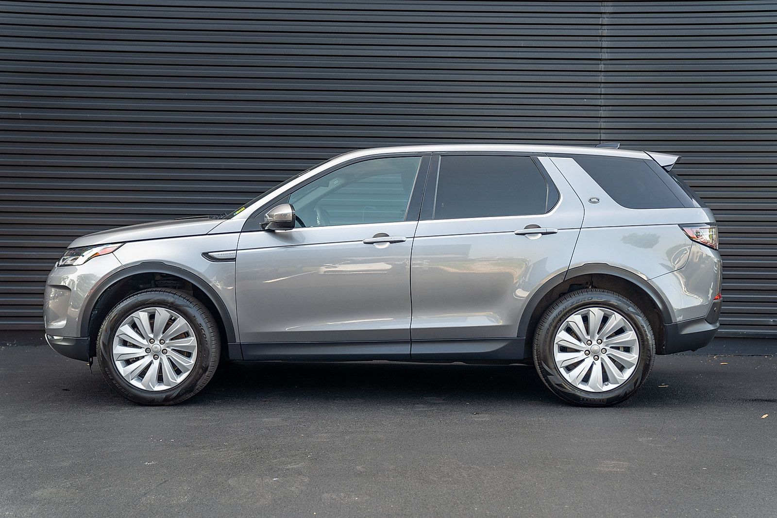 Used 2020 Land Rover Discovery Sport SE AWD/4WD image 2
