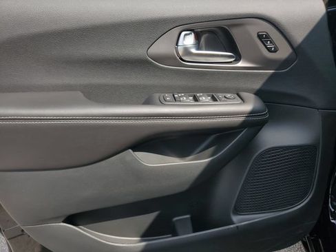 New 2027 Chrysler Pacifica Limited FWD image 20