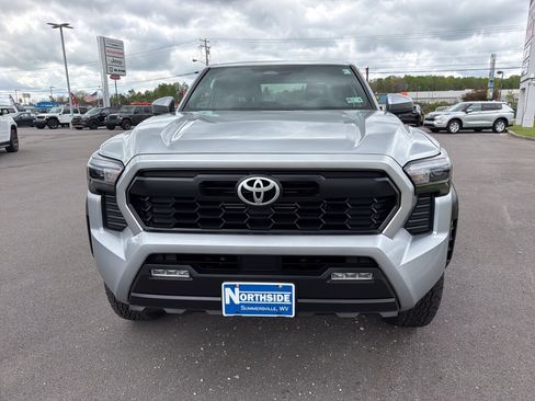 Used 2025 Toyota Tacoma TRD Off-Road AWD/4WD image 2