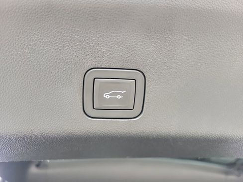 Used 2025 Cadillac Escalade Premium Luxury image 18