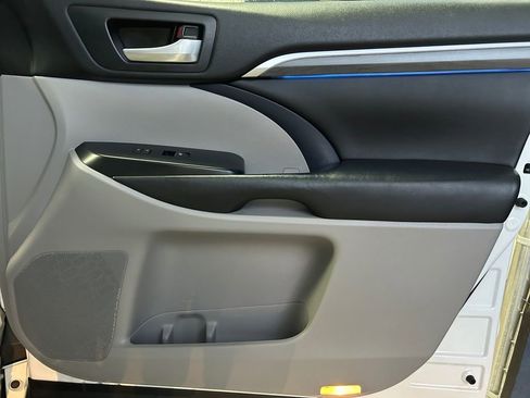 Used 2018 Toyota Highlander AWD V6 image 25