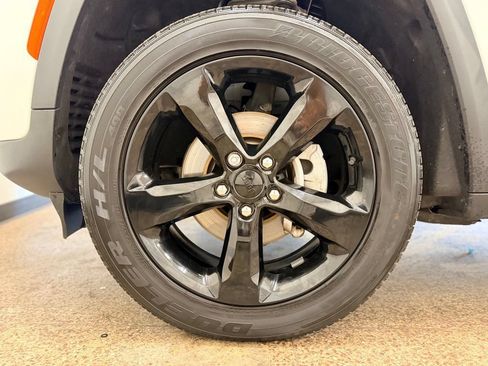 Used 2023 Jeep Grand Cherokee Altitude AWD/4WD image 26