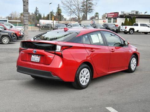 Used 2021 Toyota Prius LE image 8