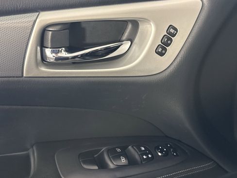 Used 2019 Nissan Pathfinder SL image 17