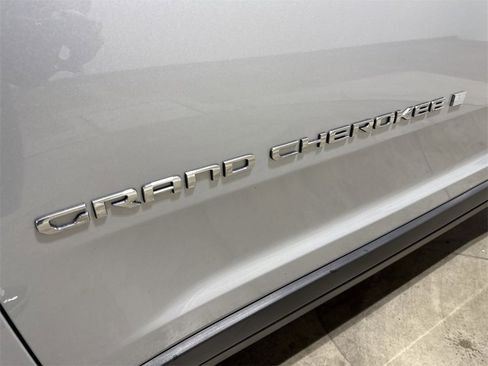 Used 2023 Jeep Grand Cherokee Limited image 27