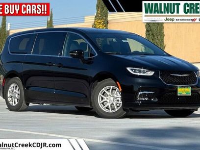 New 2026 Chrysler Pacifica Select