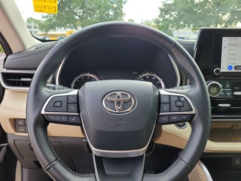 Used 2023 Toyota Highlander XLE FWD image 16