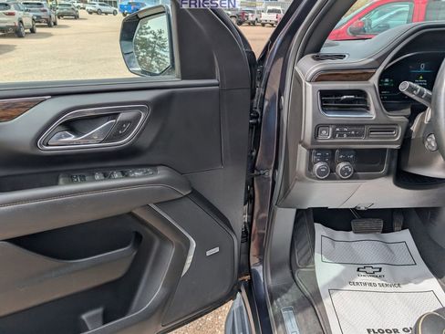Used 2023 Chevrolet Suburban Premier image 10