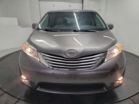 Used 2017 Toyota Sienna XLE image 2