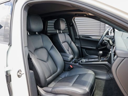 Certified 2025 Porsche Macan image 28