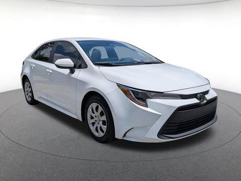Used 2025 Toyota Corolla LE FWD image 9