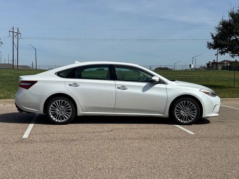 Used 2017 Toyota Avalon Limited image 4