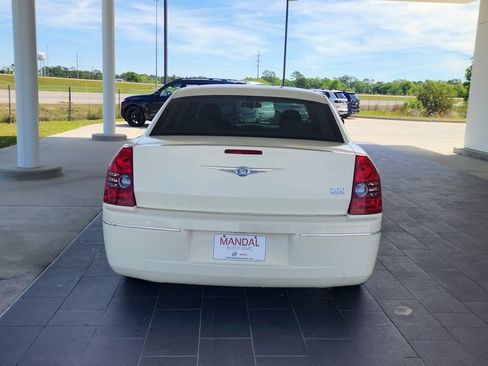 Used 2010 Chrysler 300 Touring image 7